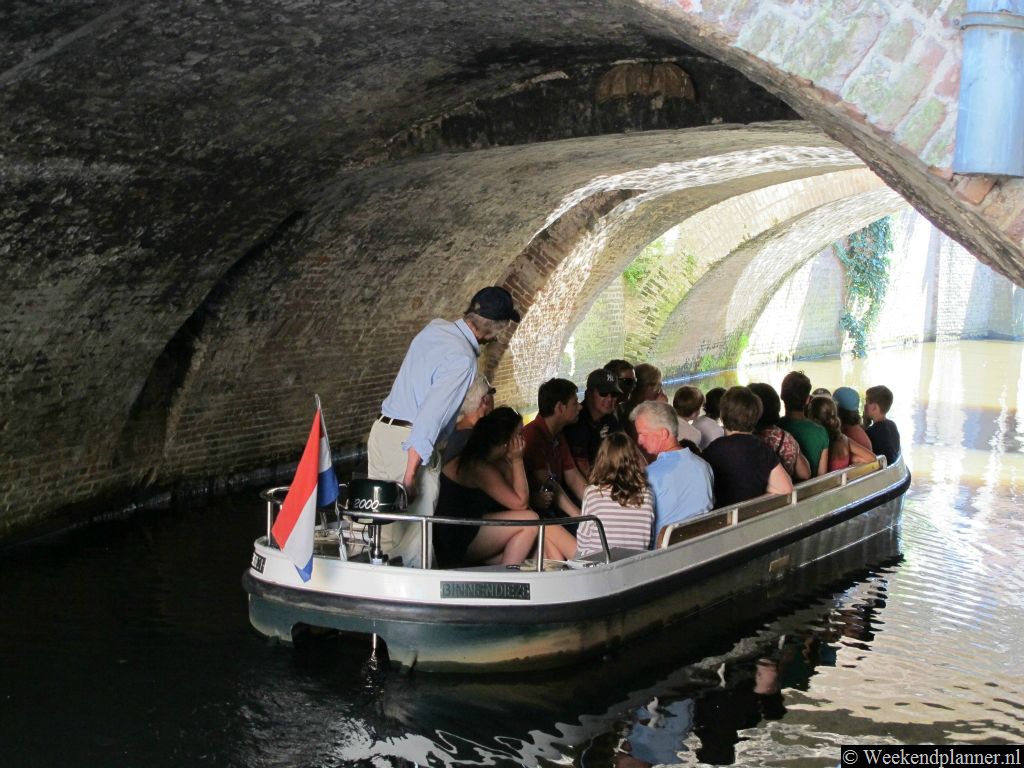 Sommige beekjes en zijriviertjes zijn vanaf de straat nauwelijks te zien maar je kunt er nog wel met een boot komen.Tip: Varen onder het centrum van 's-Hertogenbosch.